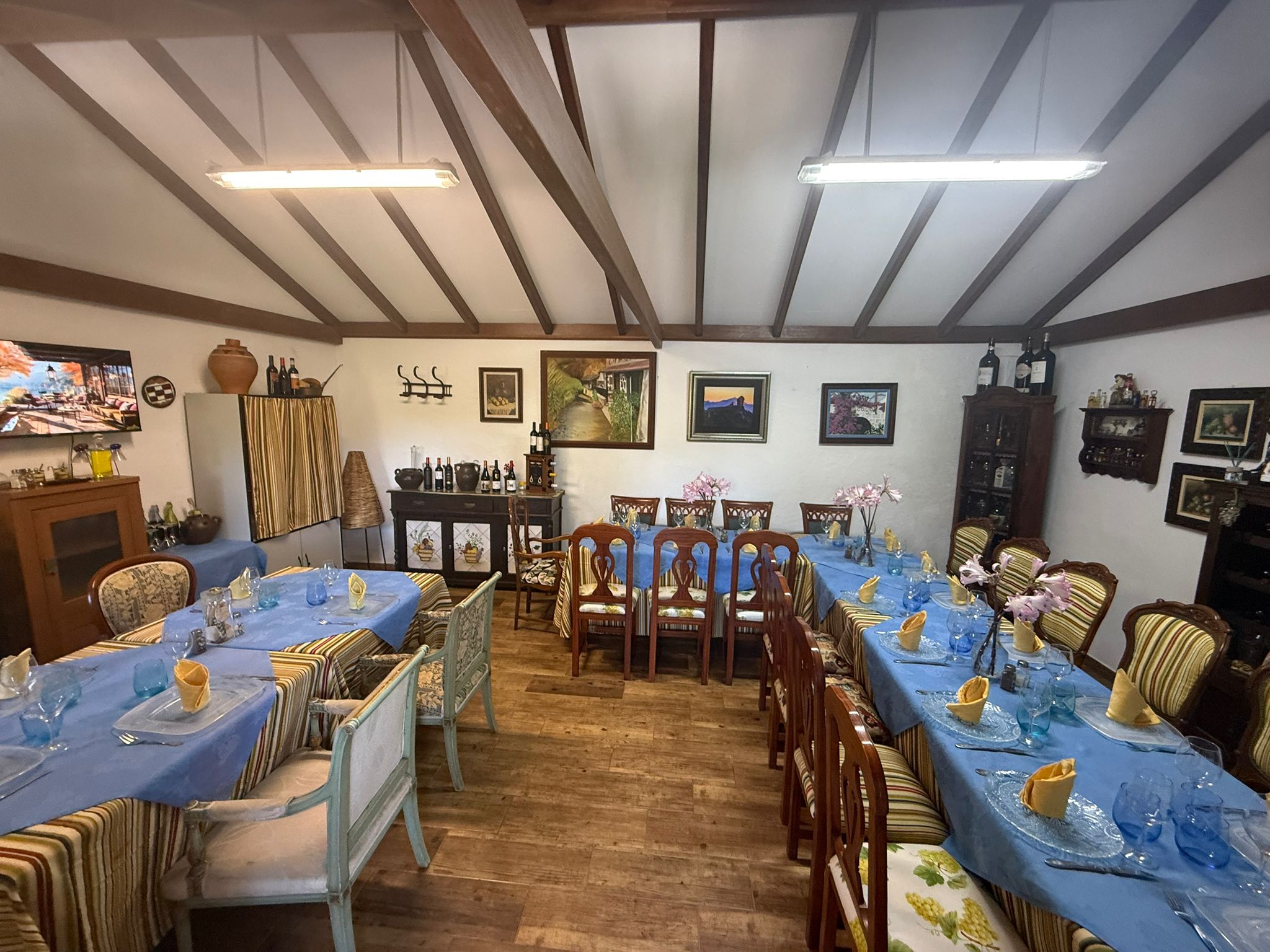 Salon principal del Bochinche La Castana — vista panoramica