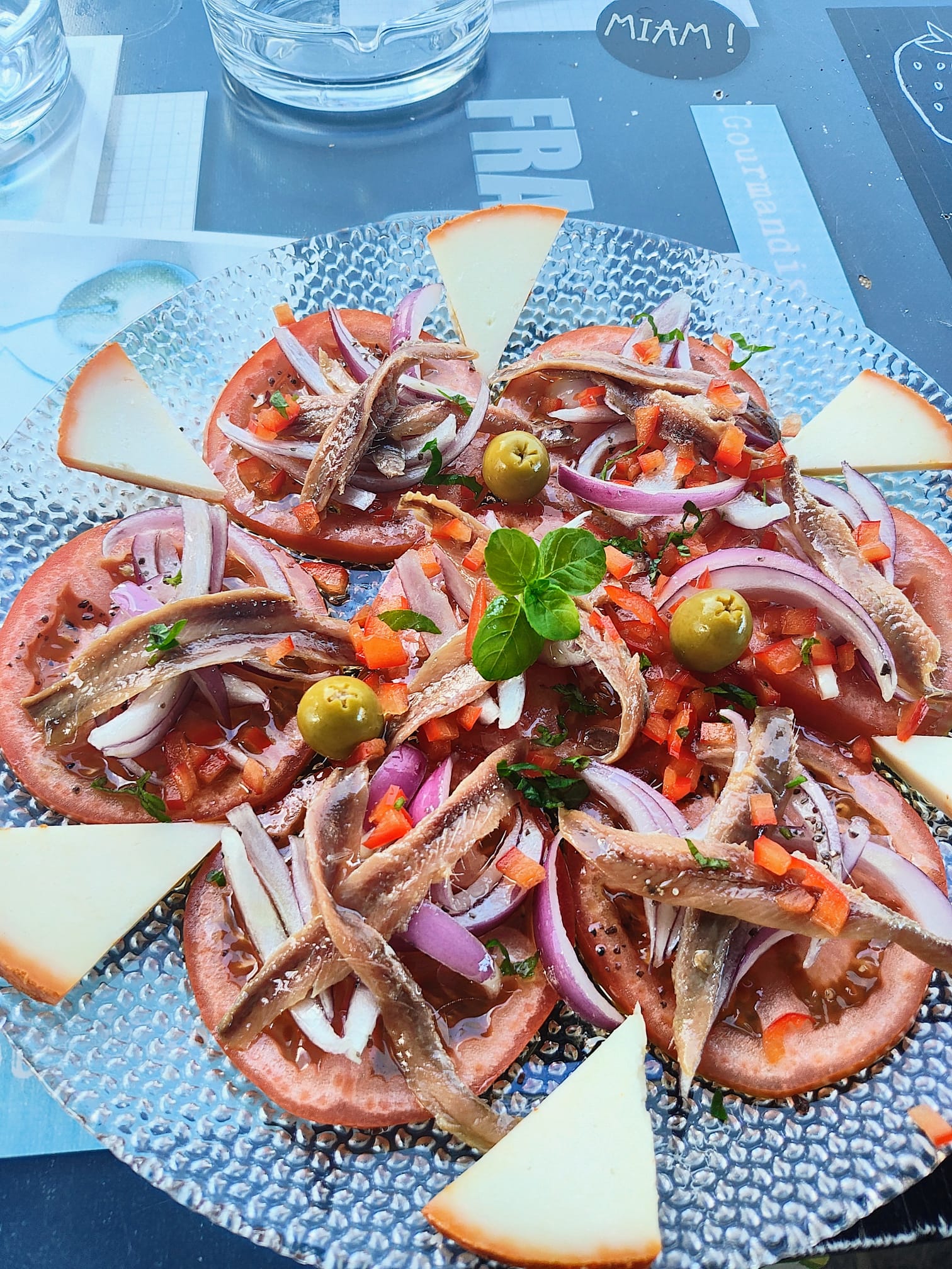 Ensalada de tomates con cebolla roja canaria y anchoas del cantabrico