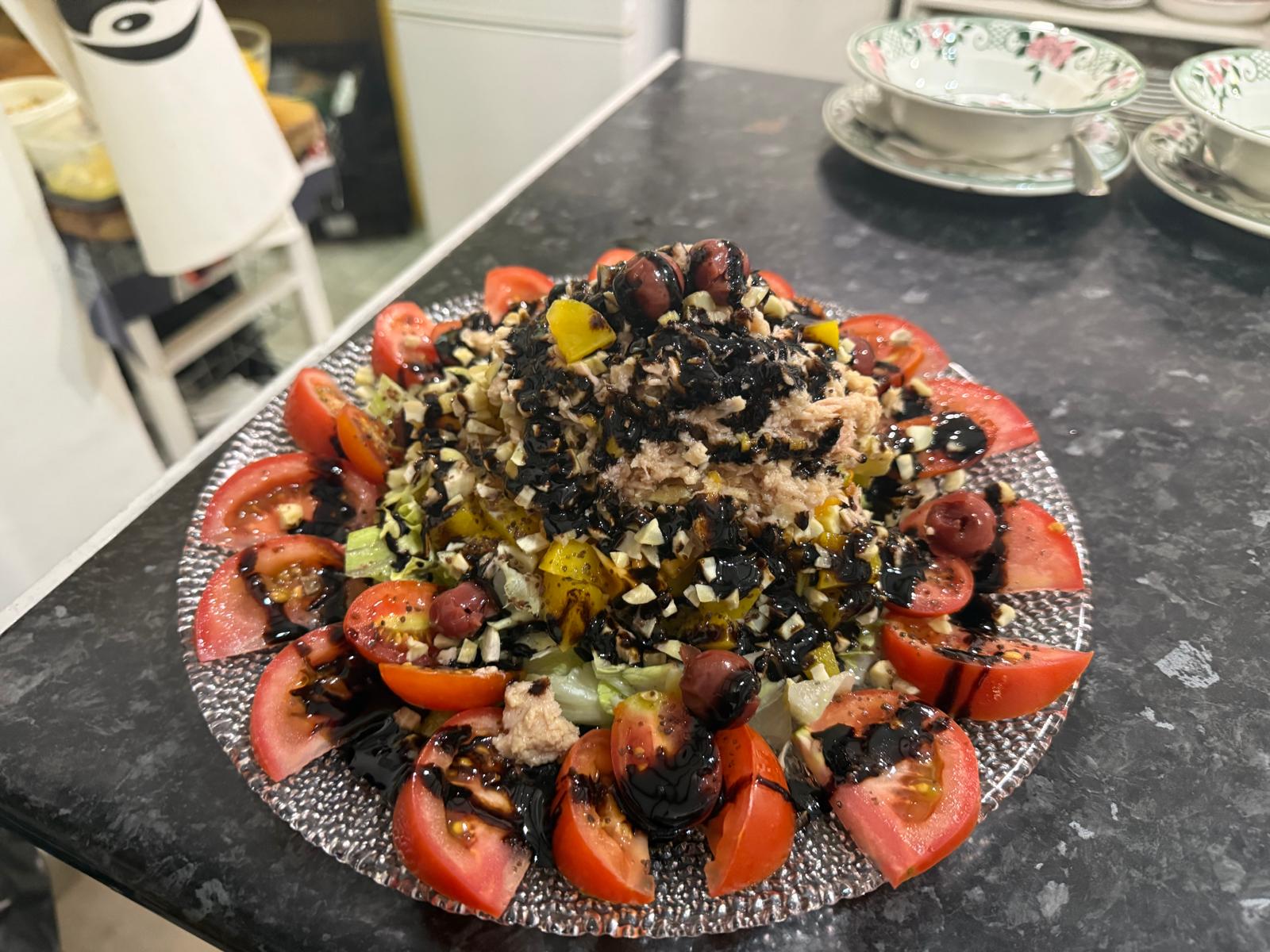 Ensalada de tomates con aceitunas y reduccion de balsamico