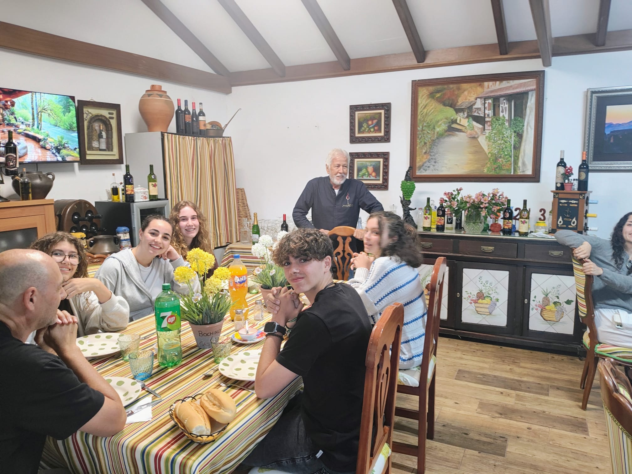 Grupo visitando el Bochinche La Castana en Valleseco