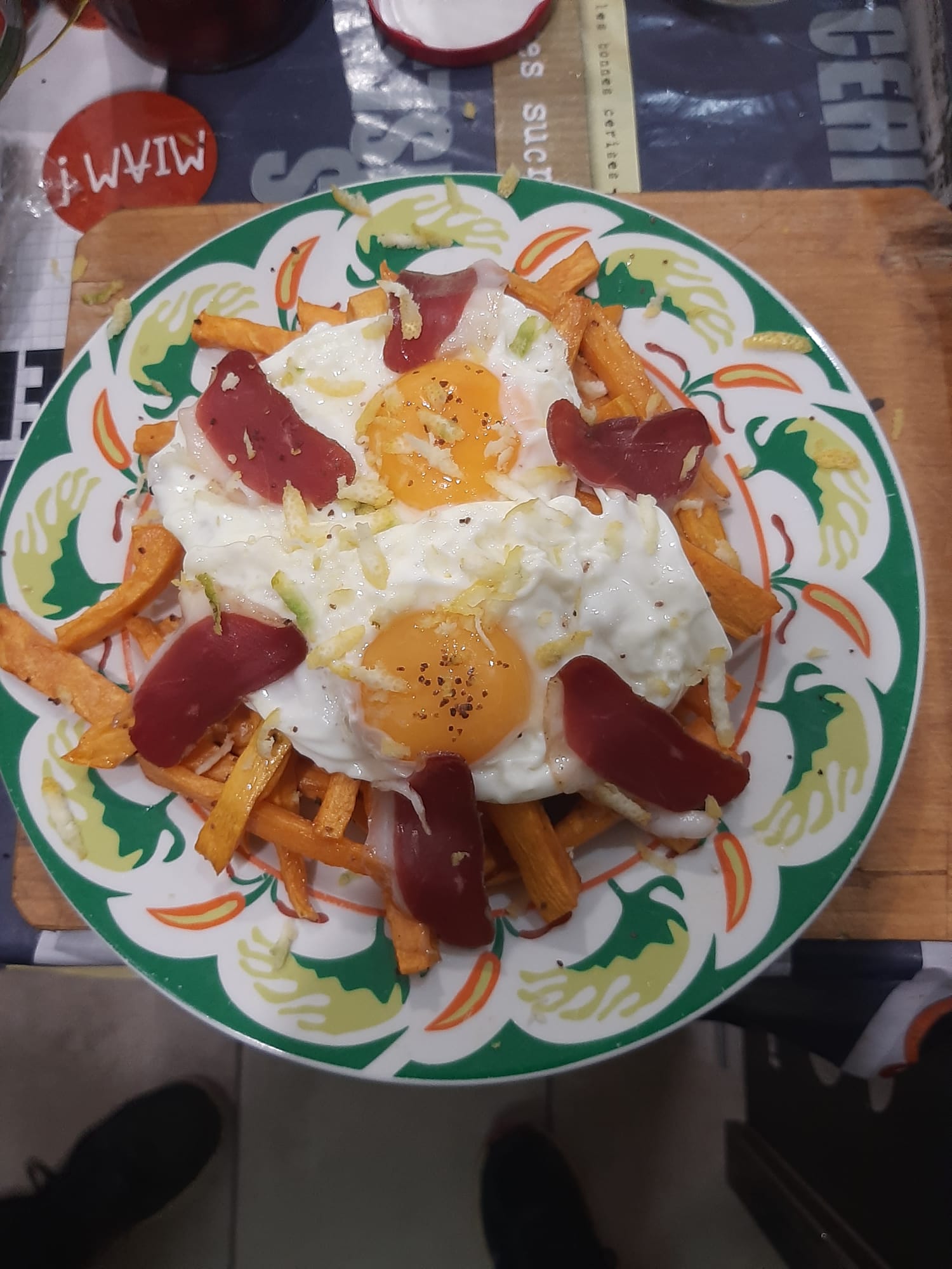 Huevos estrellados con batata frita y jamon de pato