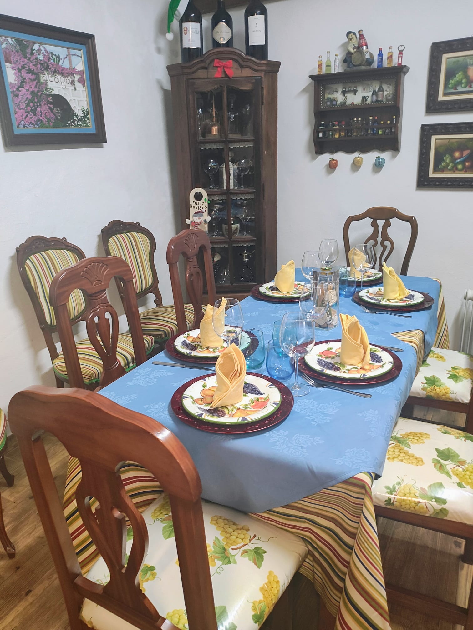 Comedor del Bochinche La Castana — manteleria azul y servilletas de tela